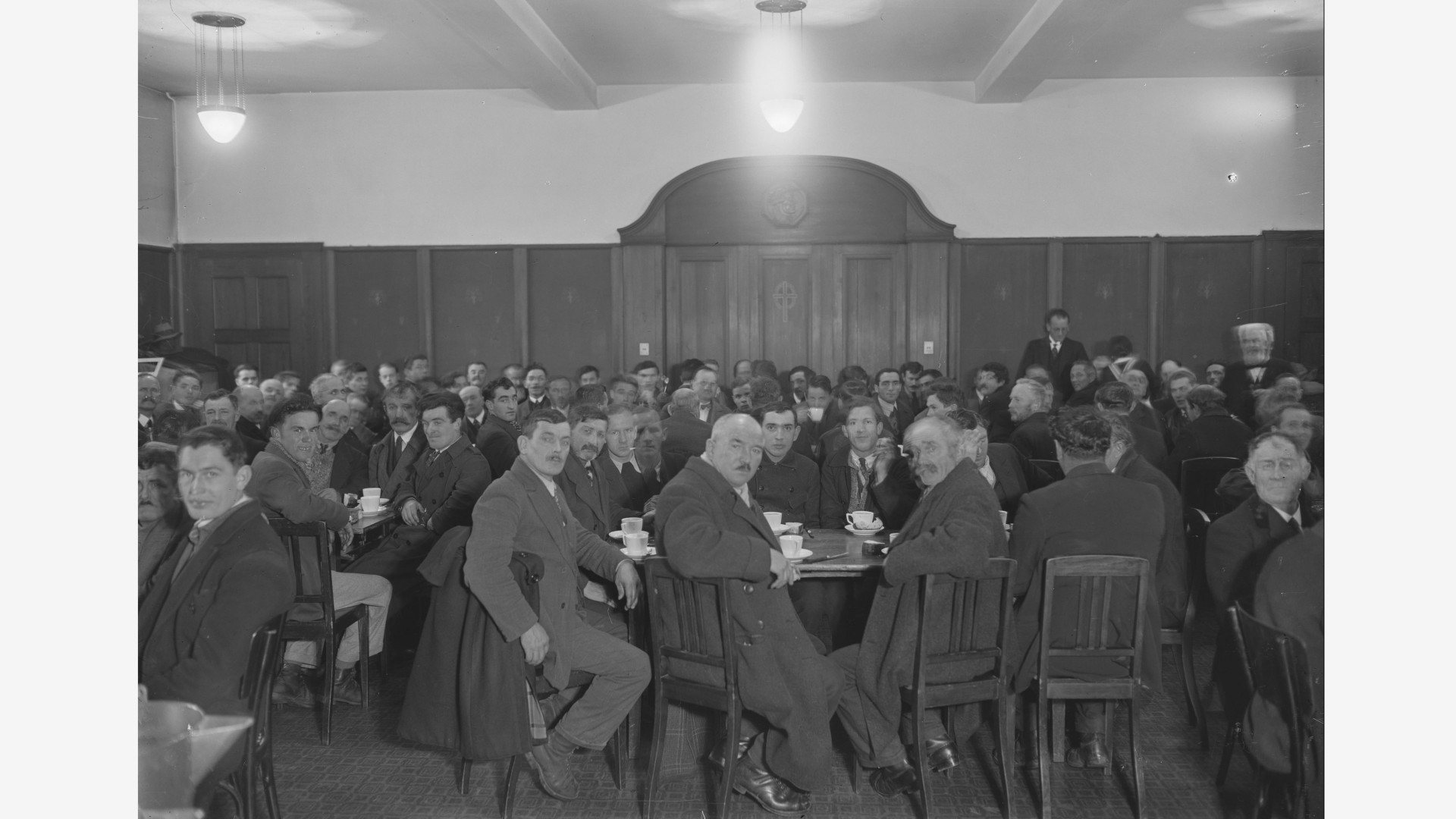Gruppe im Eingangsbereich, Treppenhaus des Glockenhofs. ca. 1935
